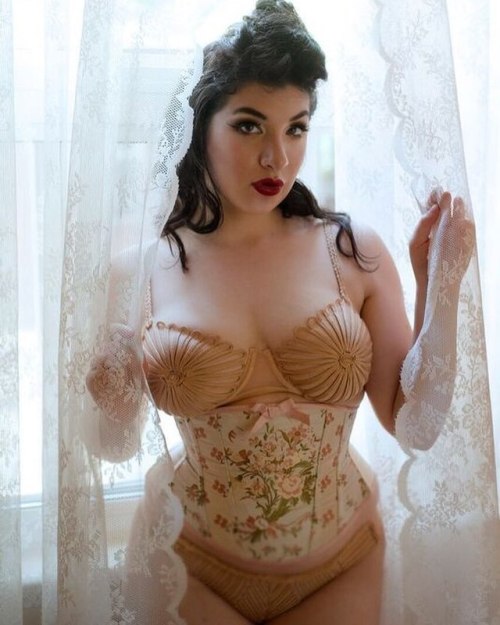 bonjourlecorset:  Bonjour le corset  See other corsets on your Android phone with Bonjour Android  (via Gridllr)