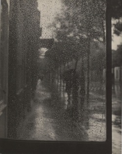 la-journee:  Israëlis Bidermanas (Izis)  - La Pluie Photographie d’Izis datée aux environs de 1930 dédicacée à André Breton. 