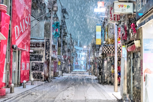 tokyo-fashion:  Snowy night in Harajuku tonight. A few extra pics on Flickr. Will edit more later after getting some sleep. Stay warm everyone! 