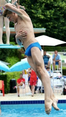 allsportsmen:  Diver with a big bulge in