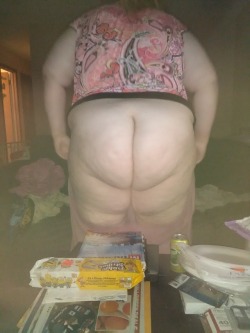 ssbbwsatx:  mybigfattyfunland:@bbwlove31 that’s an amazing ass  Love those sexy thighs though. Ummmm 