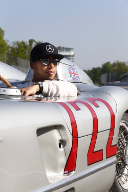 hotrodzandpinups:  Sir Sterling Moss and Lewis Hamilton at Monza with two classic Mercedes the W196R and the 300 SLR 722.