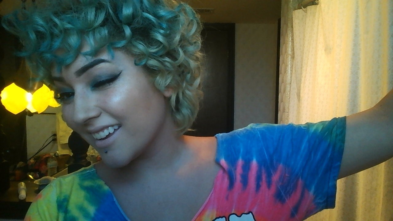 brujitabug:  playin around w/ new eyeshadows. d*ng i’m good