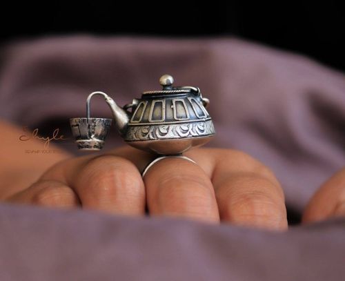thefabulousweirdtrotters:Handmade Sterling Silver Teapot and Cup RingAvailable here : Etsy 