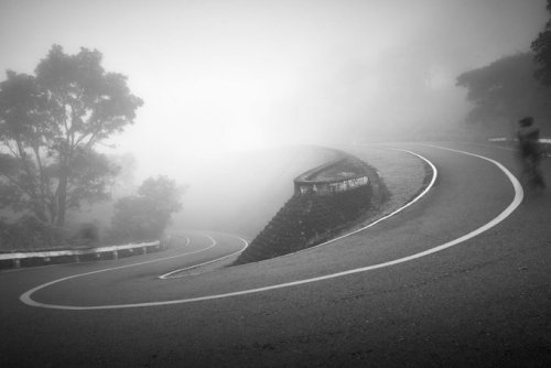 nsx: A Foggy Morning Ride by Neil Oracion #blackandwhitephotography pic.twitter.com/qrxmfFT9yJ— Apos