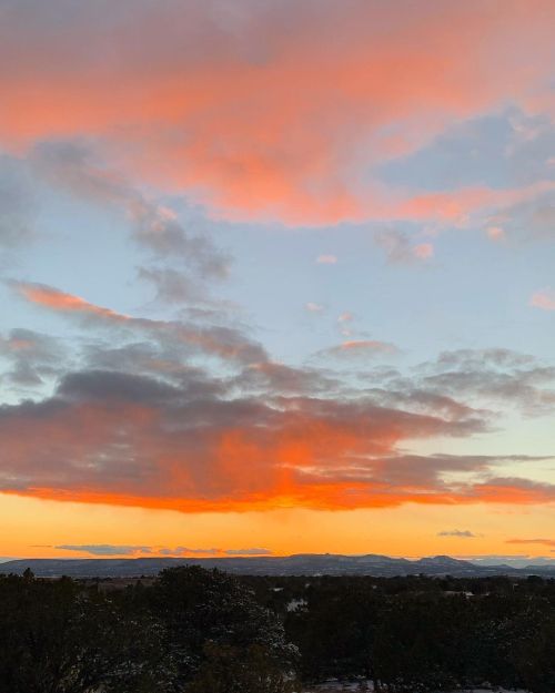 Santa Fe sunset #santafe #santafenewmexico #newmexico #landofenchantment #thecitydifferent #nature #