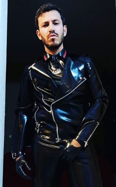 punkerskinhead:shiny rubber suit…love it