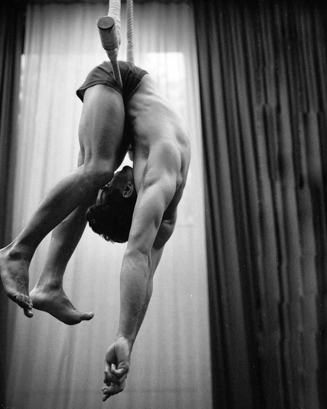mainepoet: hoscos:  Time fixes everything  @arthurmvh by @gerardovizmanos   Hanging