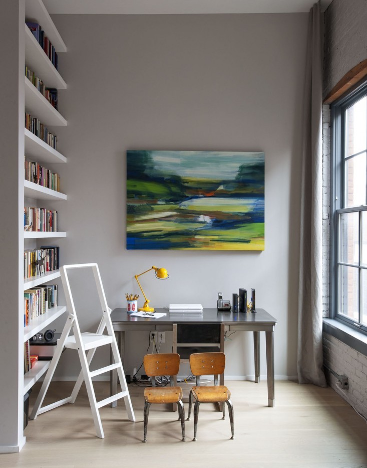 Workspace inside a family loft in Brooklyn.
“ An alcove opposite the dining area has been cleverly put to use as a library, thanks to an extended kitchen wall and shelves added by Robertson and Pasanella.
”