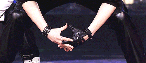 ffuckgyu:  Let’s take a moment to appreciate Sunggyu’s hands… 