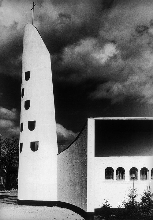 Dreifaltigkeitskirche (1958) in Schortens, Germany, by Ludger Sunder-Plassmann