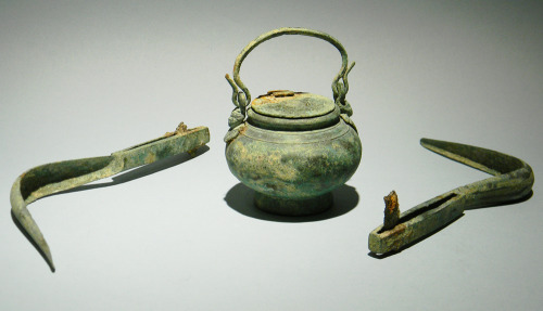 rodonnell-hixenbaugh:Pair of Roman Bronze Strigils and AryballosA pair of ancient Roman bronze strig