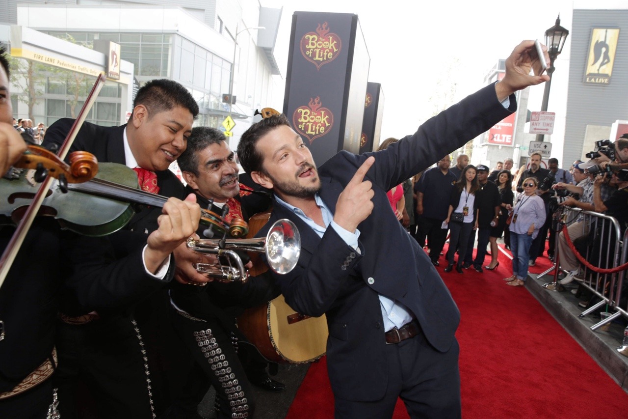 ilovemymariachilife:  Diego Luna gets in on the selfie action at the LA premier of