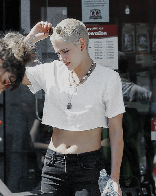 kristensource:April 18 | Kristen Stewart out with some friends in New Orleans