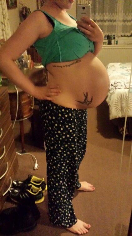 vickyandchick: 39 weeks.. I have been pregnant for 273 days but I’m pretty sure its these last 7 that are gonna drive me insane.  Hurry up baby, we’re all dying to meet you 