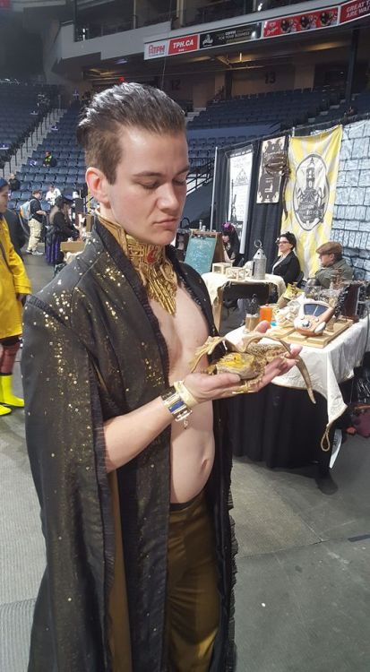 fuckyeahjupiterascending:vincents-crows:@naxiu5 at HalCon 2016 holding a bearded dragon who’s wearin