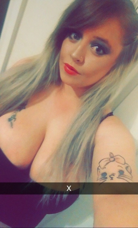 Snaps from curvy Ell