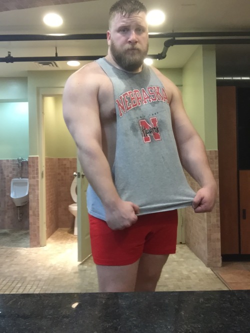 spartacubs: fillthattank:wellfedbros: Coach’s gainer shakes have him outgrowing all his unifor