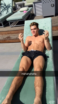 male-celebs-naked:  Ethan Dolan via SnapchatSubmit