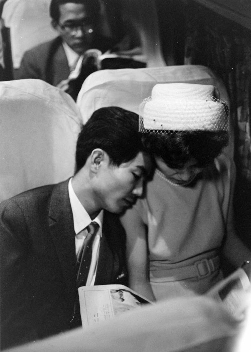 Newlyweds ride a train headed to Tokyo, Japan, 1964Ph. Bill Ray