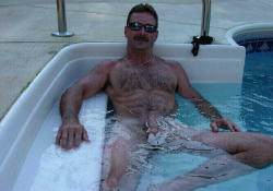 geofferson1960:  backfur:  Backfur Approved              hot tub babe in buff - yowsa!!