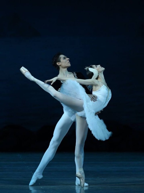 kameliendame:  Timur Askerov and Héloïse Bourdon  ph. Valentin Baranovsky