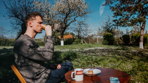 10.04.2022We decided to have our coffee outside in the garden. Best idea ever. I mean it was a bit c