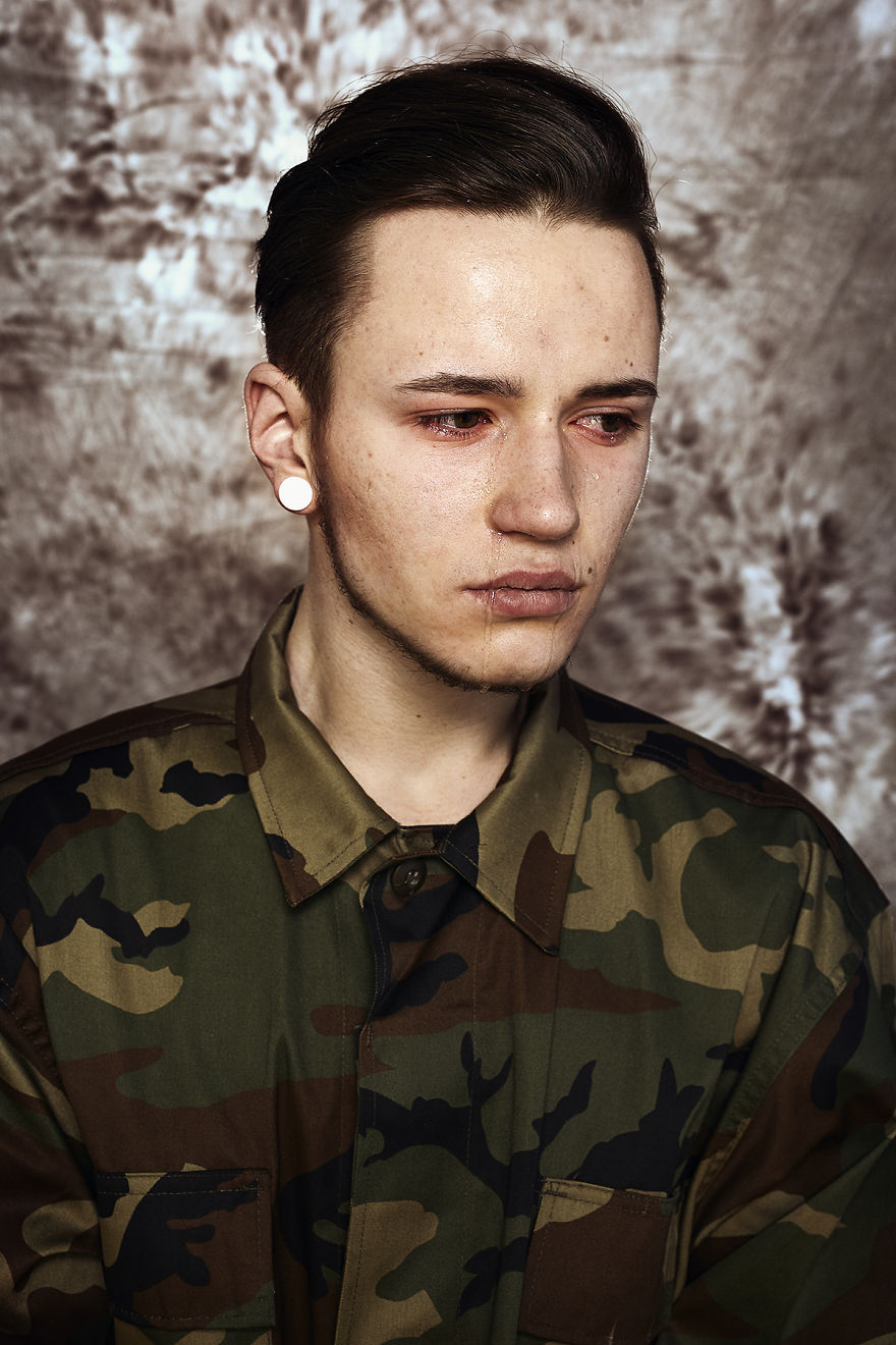 boredpanda:    Powerful Portraits Of Men Reacting To New Mandatory Army Draft In