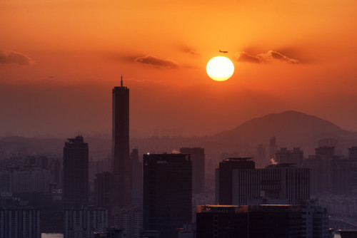 The sun sets for the final time over Seoul in 2017.