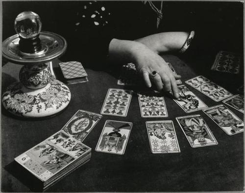 Brassaï, Les mains de la cartomancienne, 1933
