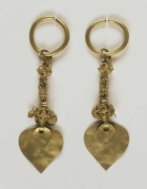 theancientwayoflife:~ Gold Pair of Earrings.Place of origin: KoreaPeriod: Three Kingdoms period, Old