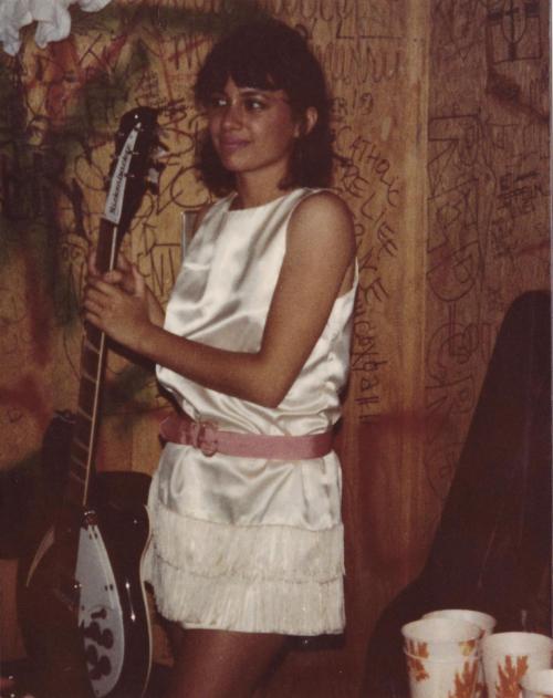 srhuesos: A young Susanna Hoffs, looking suspicious as she picks up a Rickenbacker guitar in the ear