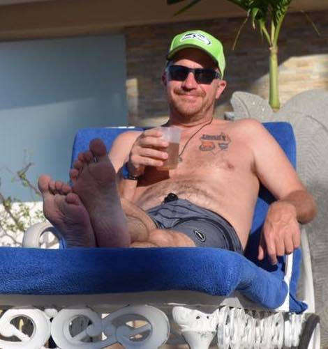 alpha-male-feet: There’s nothing like a nice, cold beer! Quel superbe plantes de pieds hummmm 