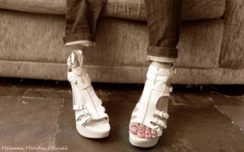 Another photoset about Heleane Mendes (Gynnger Carter). With her leg and shoes
