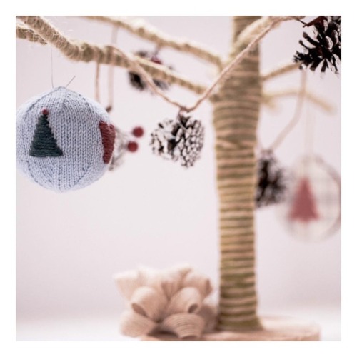 quinceandco: Knitted ornaments by Dawn Catanzaro and Leila Raabe are part of our new Holiday ebook, 