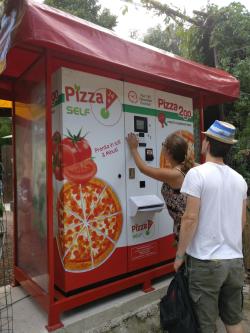 diary-of-a-chinese-kid: A PIZZA VENDING MACHINE YES