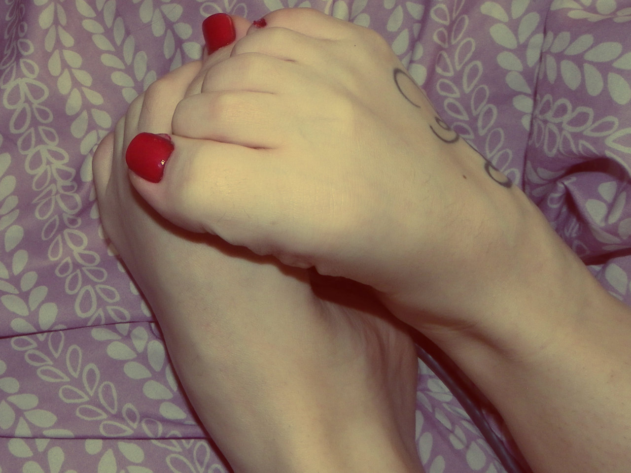 anniehasprettyfeeetxo:  shy toes :3