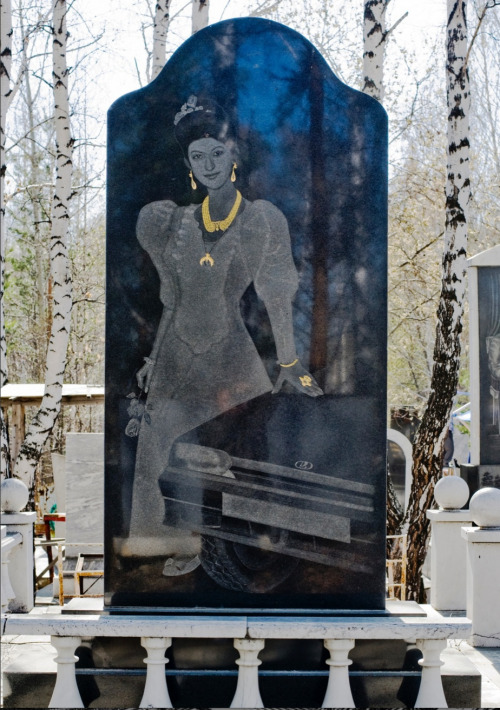 In Denis Tarasov’s series of grandiose tributes, the graves of Russian gangsters and their families 