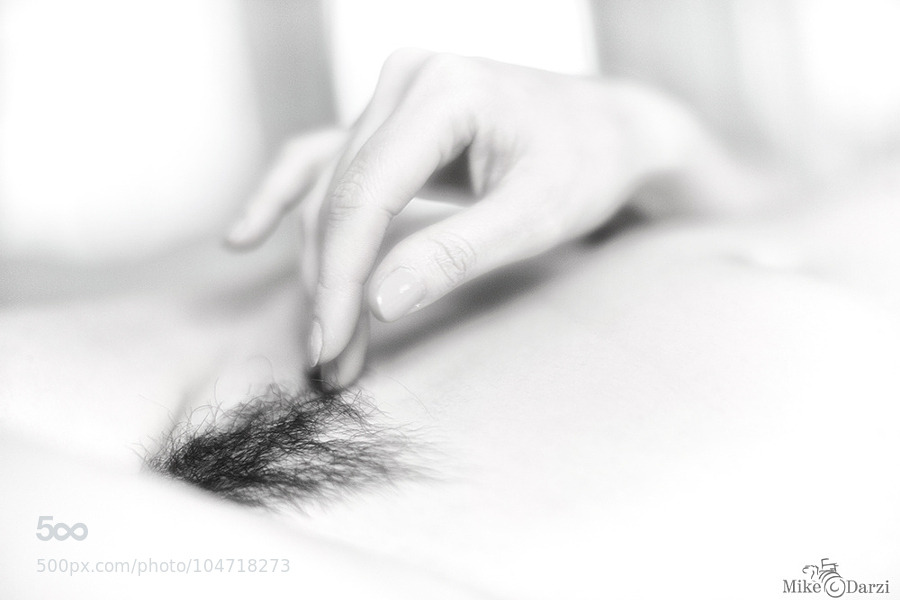 popularnude:  fingers by mikedarzi , via http://500px.com/photo/104718273