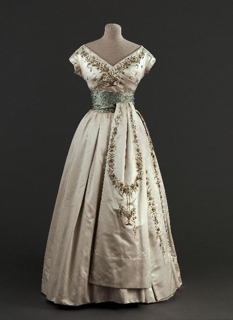 omgthatdress:Soirée FleuryChristian Dior, 1955Musée Galliera de la Mode de la Ville de Paris