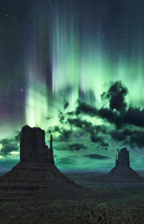 s-m0key:Northern Lights in Monument Valley, By - Mads Peter Iversen