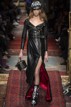 Guter Dominamantel von Moschino Fall 2016 (Mailand)