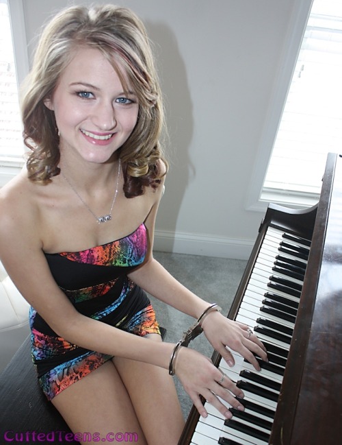cuteincuffs: There’s only so much she can play like that
