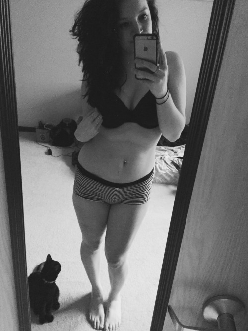 smileslaughtersex:  leeeiiigh:  My mirror is dirty and my cat stalks me  Awesome mirror pics!)