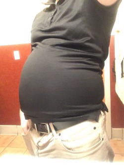 bigwolfcakebelly:  Brand new feature of my belly is that it’s now a stretchy balloon. :p