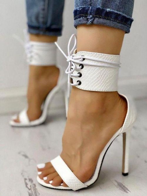 hottest-shoes:Maybe the antithesis of the unsightly shoe pattern are ladylike pumps which are pegged