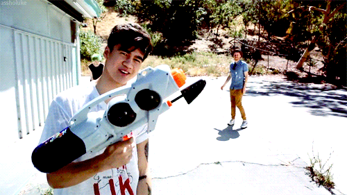 assholuke:  Calum trying to use a water gun - Amnesia (Behind The Scenes) 