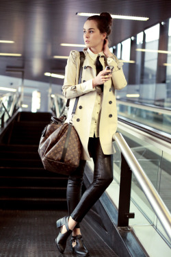 what-do-i-wear:  Leather pants: J Brand  |  Shoes: Senso  |  Bag: Louis Vuitton “Keepall 55”   (image: stylescrapbook)