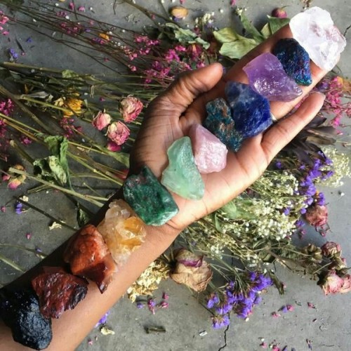 crystalcircle: Photo: instagram.com/chakrazulucrystals