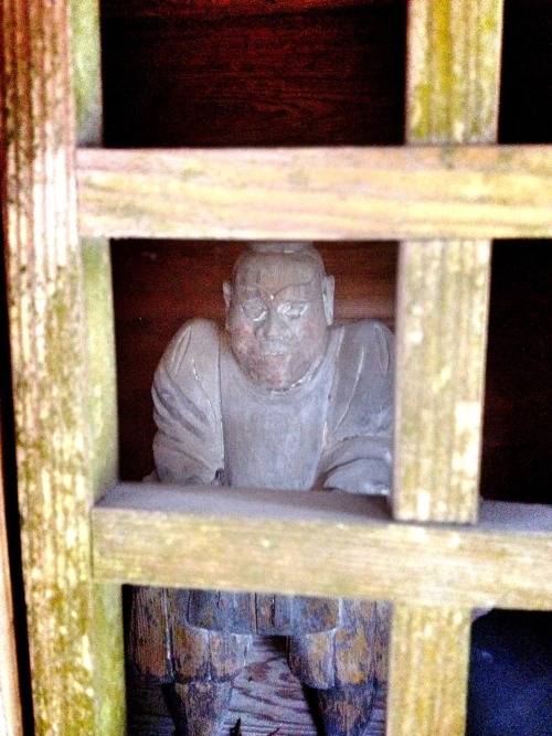 The gate of Ougu shrine. 王宮神社 Some old buddhist statues are enshrined in the gate. Go through this g